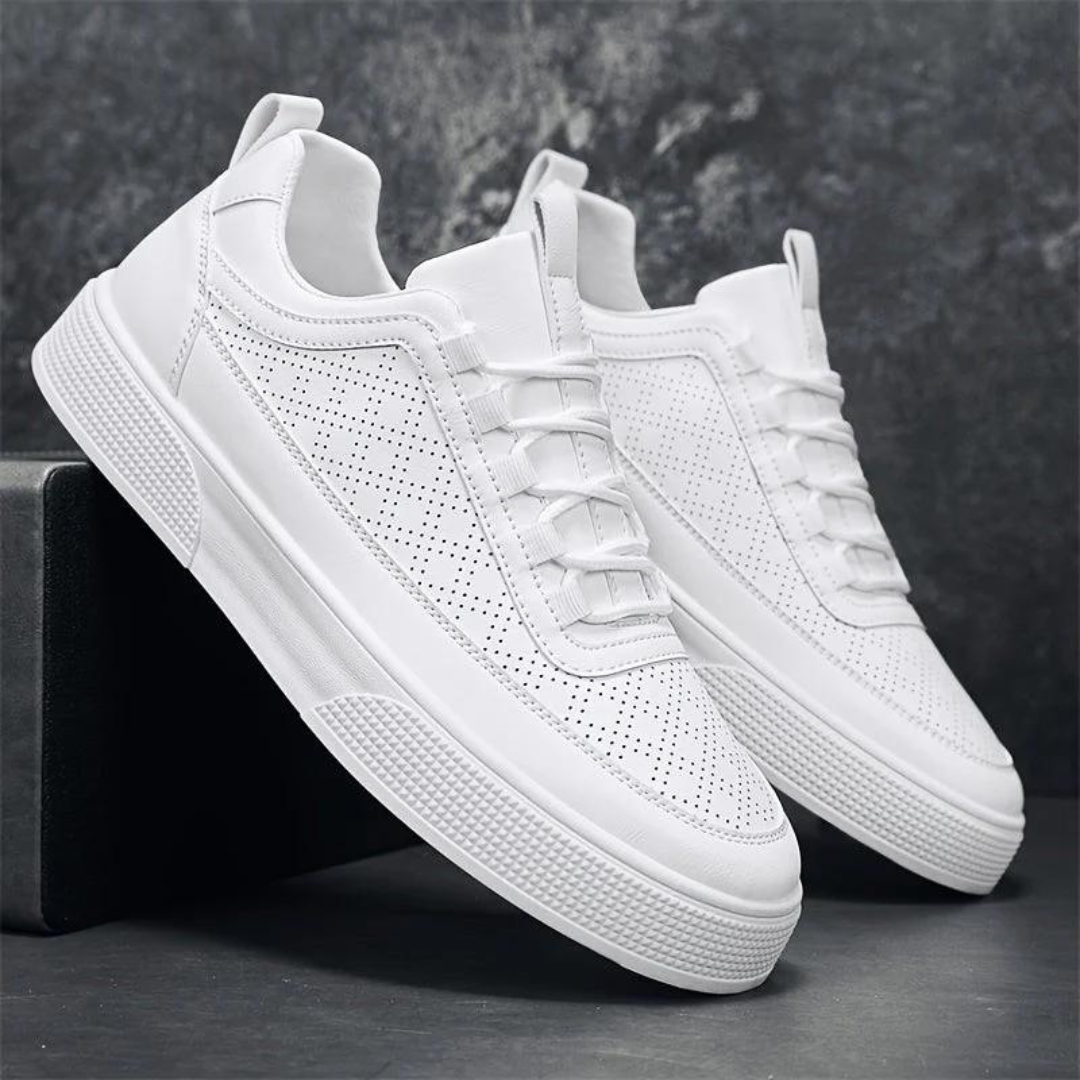 Weiße Sneaker aus Leder, perforiert, modisch, bequem, für Herren, auf dunklem Hintergrund.