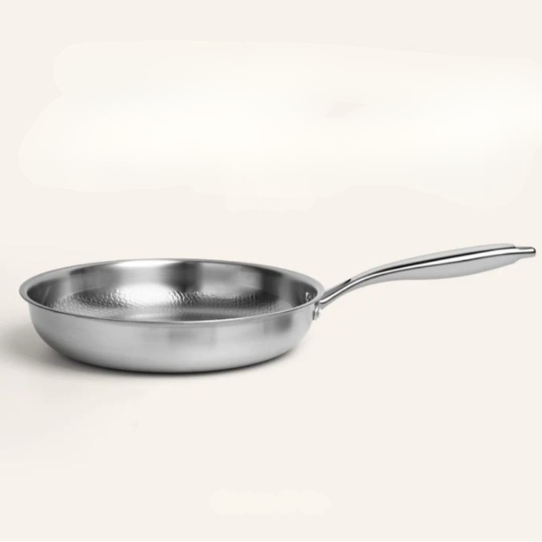 Induktionskärl i titan med hammarslagfinish – hållbara och stiliga kärl i metallic silver