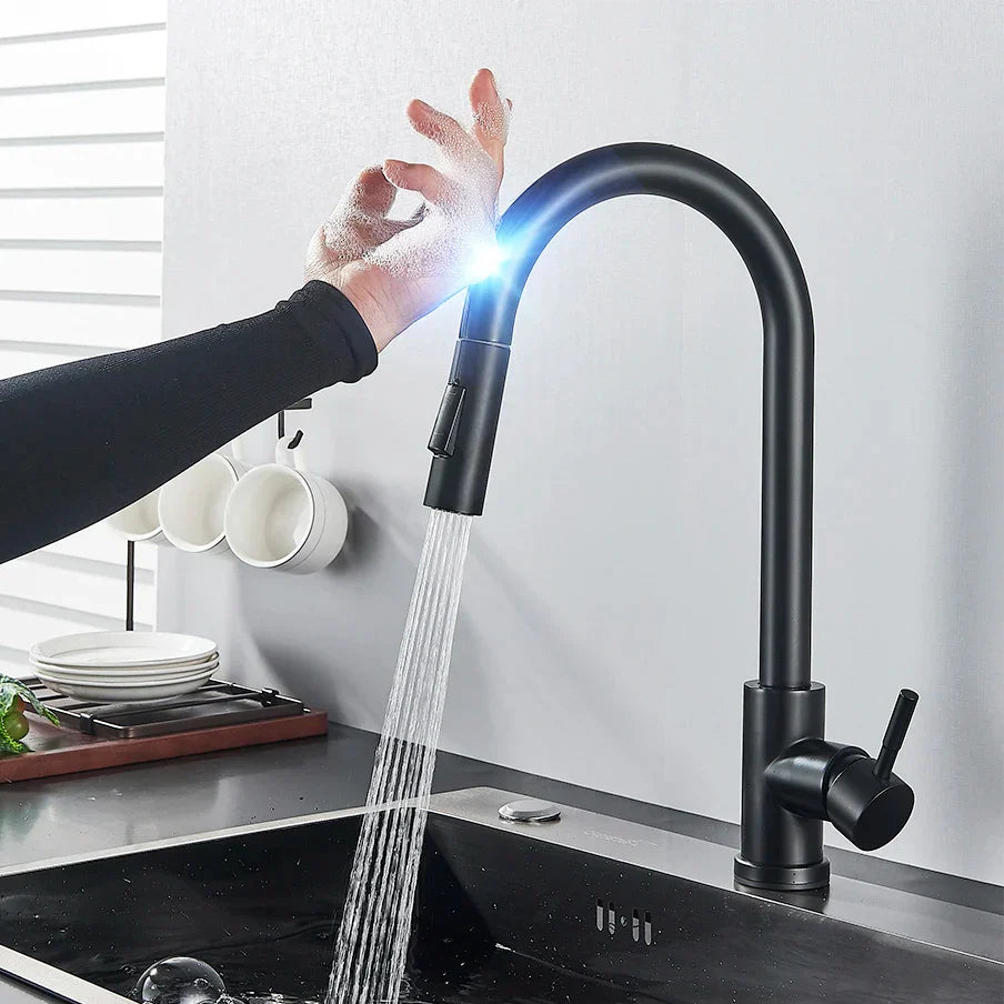 Royallure Touch-Sensor Utdragbar Kökspip – Handsfree Flöde, Svängbar Spruta & Germ-Säker Carvallo