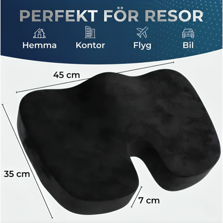 Svart sittkudde med måttangivelser 45 x 35 x 7 cm och ikoner för hemma, kontor, flyg och bil med texten Perfekt för resor
